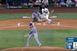 何が起きた…？ 佐々木朗希に“まさかの光景”「またかよ！」「すげえ…」 強烈なピッチャー返し→エドマンが2試合連続“超ファインプレー”