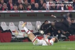 放送事故レベル！ バイエルン陣営ブチギレ… 恐怖の超危険“ロケットタックル”→選手が吹っ飛ぶ瞬間「エグすぎ」 18歳超新星、回避不可能な“荒技”炸裂