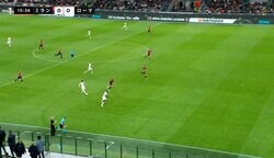 大誤審に騒然！「軽犯罪」「ふざけんな！」「VARどこいった？」「１メートルのオフサイド」ローマ決勝点に繋がった一連プレーが疑惑すぎてミラン側が激怒…