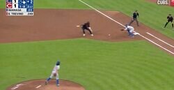 球場騒然！今永昇太、天才的な“超高速牽制”「見えなかった」「上手すぎ」おびき出した！“速すぎる怪物”デラクルーズを刺す