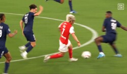 伊東純也が“光速”の域！パリSG守備陣もお手上げ…キレッキレ突破でファウル誘発の瞬間「プレミアリーグでも通用する」「無双だ」