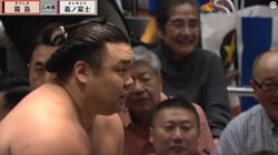 「弁当箱みたいな懸賞束」「懸賞えぐっ」ファン“ドン引き” 霧島、義ノ富士を撃破で大量の懸賞束に
