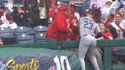 「これはお父さんがナイス」飛球巡りドジャース外野手とファンが錯綜と思いきや…子どもたちを守るパパの姿に称賛の声「パパかっこいい」