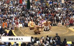 「スゴい衣装」大相撲客席に“主張が強め”な女性著名人が鎮座 「めっちゃ赤いやん」存在感ダダ漏れでファン騒然