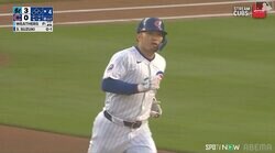 打球が落ちてこない！？鈴木誠也の特大アーチにセンターも“お手上げ”　見上げるスタンドインの瞬間、グラブ片手に唖然