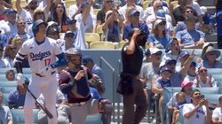 大谷翔平の特大134m弾に相手捕手はマスク脱ぎ“呆然” 片膝立ちで5秒以上“微動だにせず”…ただ打球を見つめる