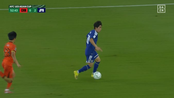 「かなりダーティー」日本代表10番、中国DFの“超危険アフタータックル”で両足を挟まれる…「ありえんやろ」「削られてる」ノーファウル判定も物議【U23アジアカップ】 5枚目