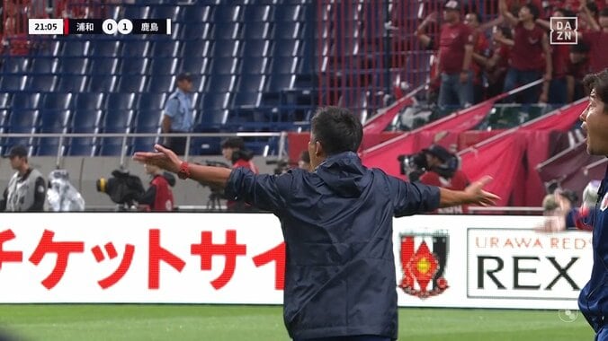 「カードだろ」鈴木優磨、背後からジャンピングタックル喰らうもノーカードで指揮官も抗議「かなり危険なプレー」 3枚目