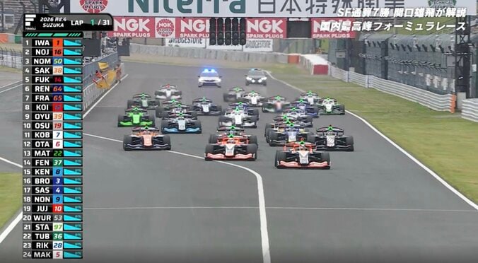 【写真・画像】日本最速レースで「3ワイド！」 鈴鹿で魅せた“2台同時抜き” 珠玉の超接近戦、一気に抜き去る圧巻後継に熱視線　1枚目