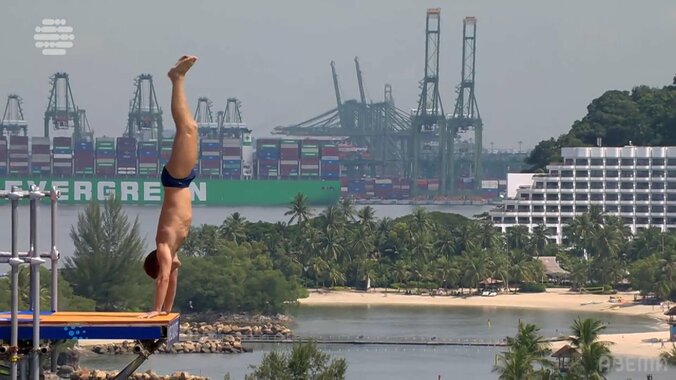 【映像】9階の高さから逆立ちジャンプ→4回転宙返りした瞬間