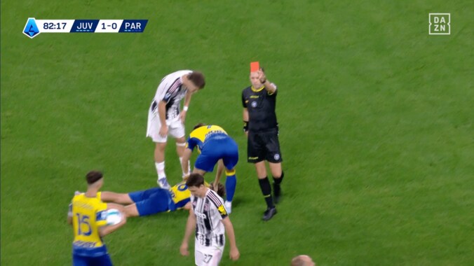 「愚かな行為」怒りの“暴力行為”でレッドカード！「何やってるの？」批判殺到のユヴェントスMFが謝罪「酷いことをして恥じている」 4枚目