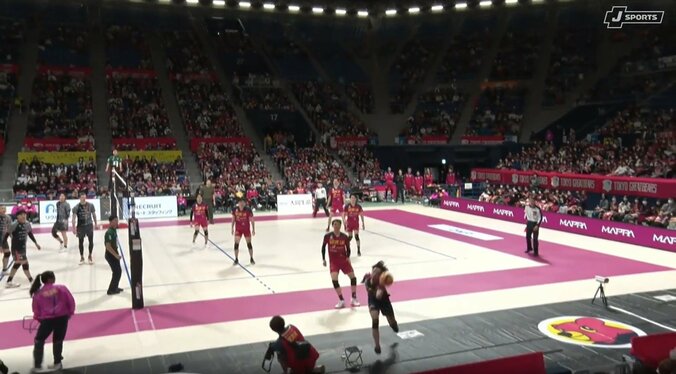 果敢に客席へダイブ