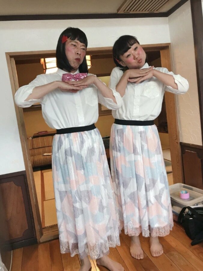 天津・木村、女装した遠藤憲一らとの集合ショット公開「二人のサイズがほぼ一緒」 1枚目