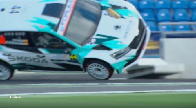世界ラリーで車が“ひっくり返る”衝撃アクシデント スタジアムの特設コースでまさか…場内騒然→安堵の拍手 2枚目