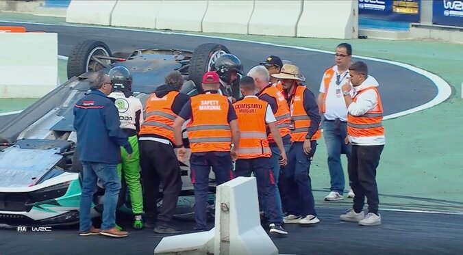 世界ラリーで車が“ひっくり返る”衝撃アクシデント スタジアムの特設コースでまさか…場内騒然→安堵の拍手 4枚目