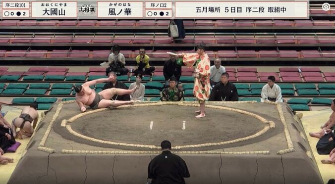 勝ったのに力士が苦悶…行司も思わず二度見「えっ?」「大丈夫なの」 “思わぬハプニング”にファンざわつく 2枚目