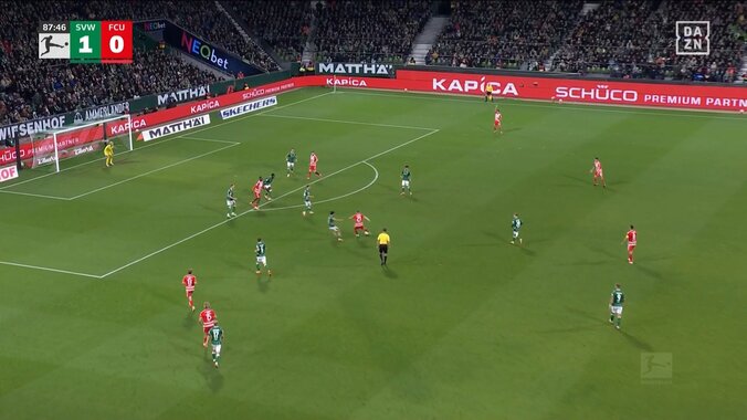 「大丈夫か？」日本代表DF、シュートブロックの直後に負傷か「軽傷であれ」足を引きずりながら途中交代に 4枚目