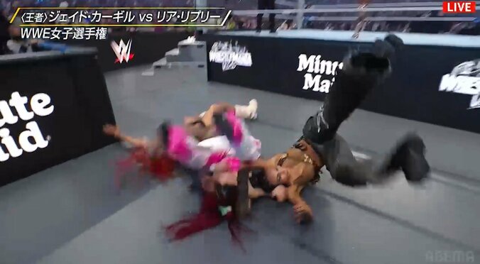 イヨ・スカイ、レッスルマニア“電撃参戦”でリアの窮地を救う！ 介入での数的不利に駆け付け華麗な“ムーンサルト”で敵二人を一蹴 王座獲得をお膳立て 5枚目