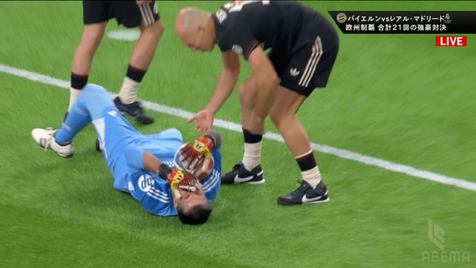 場内騒然！チャリティーマッチで“顔面キック”と激怒…「ガチすぎるって」「赤だろ」本気すぎるロッベンにファンも驚愕 5枚目