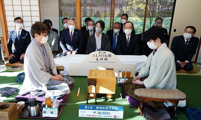 藤井聡太王将VS羽生善治九段 スーパースター同士の“夢対決”第1局 注目の戦型は「一手損角換わり」に／将棋・王将戦七番勝負 1枚目