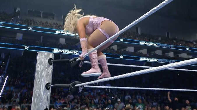 ロープに登るティファニー