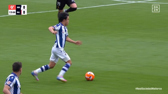 ふざけるなよ！久保建英の体を狙った悪質過ぎる強烈タックル！「これでカードなしかよ！」プロレス並みガッツリ体当たりでぶっ飛ばされた瞬間 5枚目