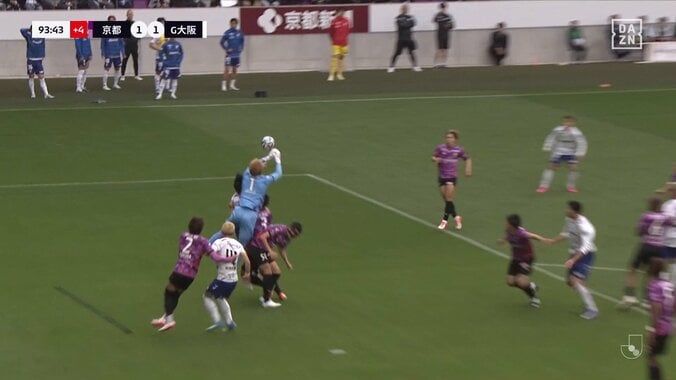 「やっちゃった」試合後に涙…京都GK、勝利目前に痛恨キャッチミスで失点→PK戦“魂のセーブ”で汚名返上！「執念を感じたよ」 4枚目