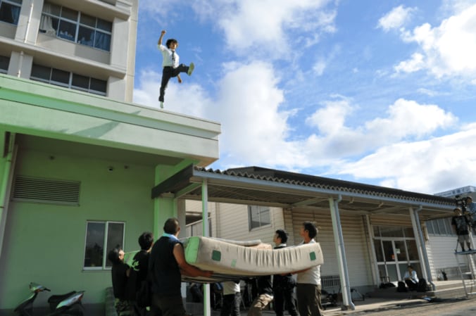 『僕やり』窪田正孝、“命綱なし”屋上飛び降りシーンの裏側を初公開「色んな角度から何度も何度も…」 1枚目