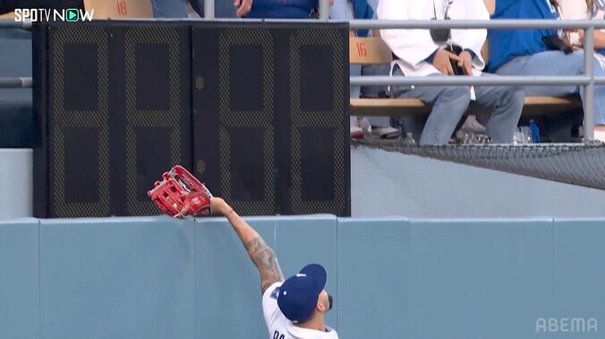 【写真・画像】しまった！佐々木朗希、鈴木誠也に痛烈ライナー打たれるも…直後“青忍者”発動の瞬間「振り向けばエドマン」驚きの声　1枚目