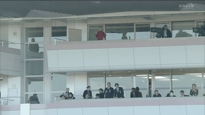 手を振る長澤まさみ