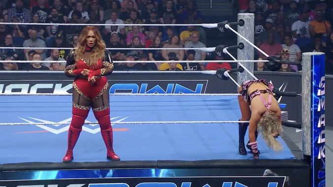 ティファニーの決めポーズをパクるナイア