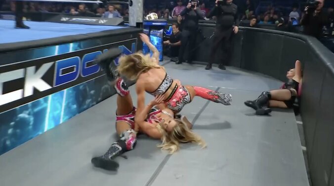 シャーロットにムーンサルトを見舞う