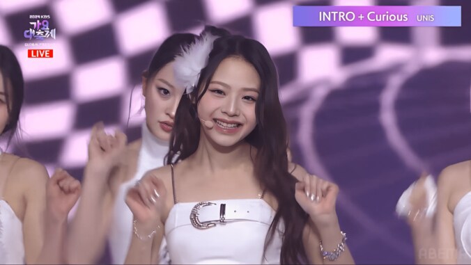 【写真・画像】「13歳に見えない！」2011年生まれの最年少メンバーが堂々としたステージ、UNISが雪の精のように『KBS歌謡祭』OP飾る　1枚目