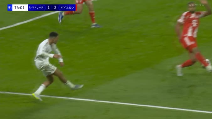 「何じゃこのクロス…」レアルDFの“神アシスト”に驚愕！「なぜそこ通せるん？笑」林陵平氏も大絶賛「アーノルドにしか蹴れない」 3枚目