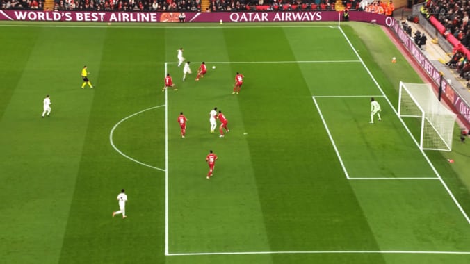 一度は振られた遠藤だが、ここから脅威的なリカバーを見せる