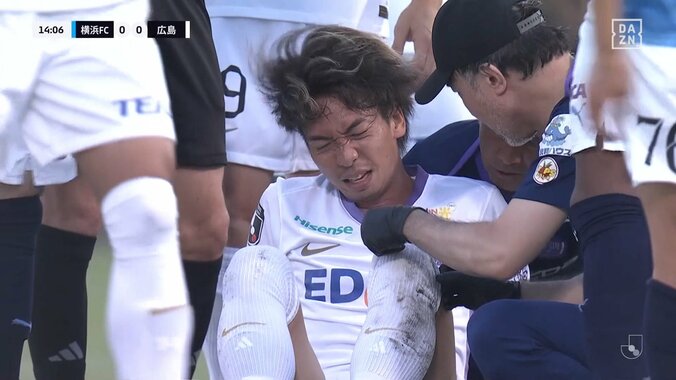 「今のミスきついね」ファン落胆…DF2人の連続エラーで相手FWにアシスト→痛恨失点の瞬間「水撒いてる影響？」 5枚目