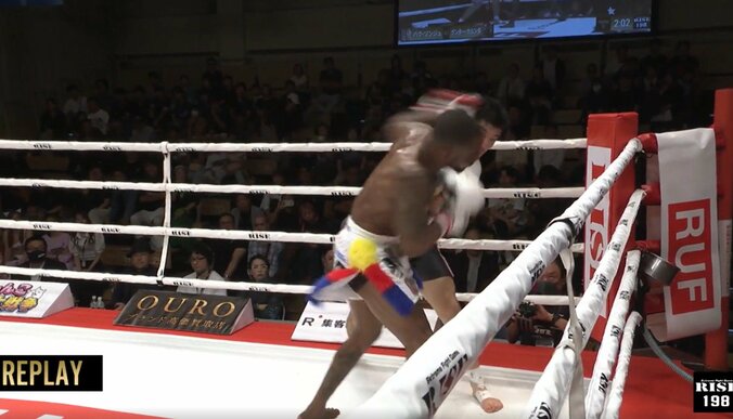 「何が起きたのか？」突然、選手が…パンチ被弾から7秒後のダウンに実況困惑 異例のレフェリーストップに「これ大丈夫か？」心配の声 2枚目