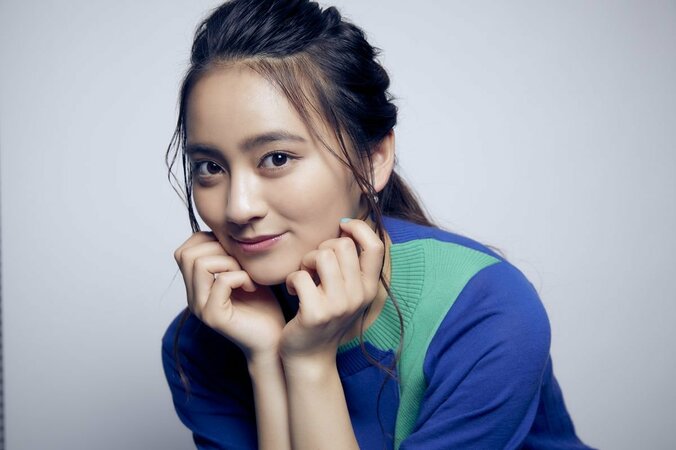 岡田結実、連続ドラマ初主演で妖精役の遠藤憲一と恋人よりも密な距離に　「おじさんのかわいさに癒されます」 4枚目