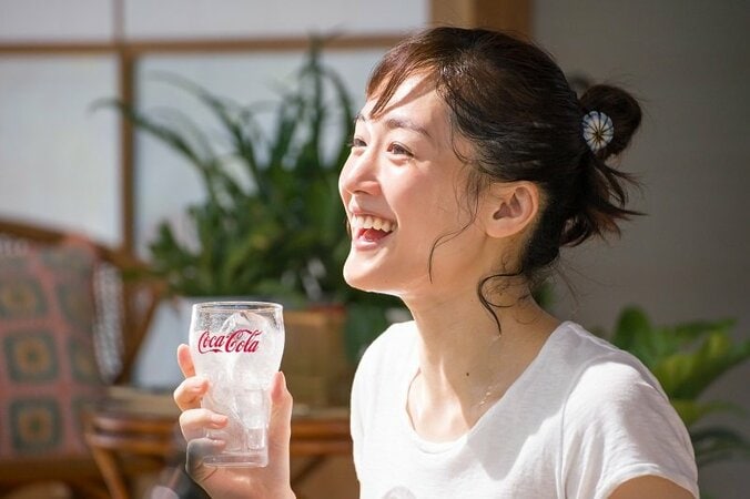 綾瀬はるか、新CM撮影で縁側がある一軒家に「実家を思い出しますね」 4枚目