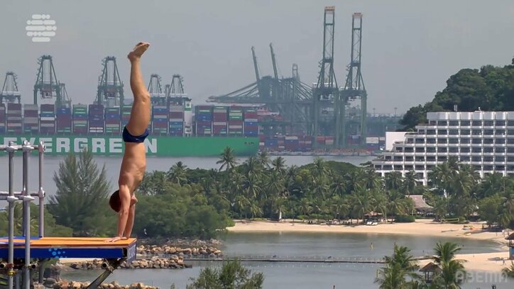 【映像】9階の高さから逆立ちジャンプ→4回転宙返りした瞬間