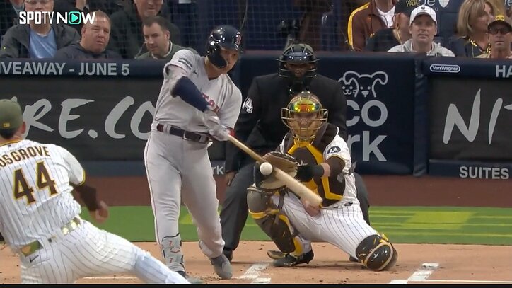 「マサタカ、いったか〜！？」吉田正尚、第1打席で4試合連続安打達成、2021年の本塁打王タティスJrの頭上を越えるフェンス直撃二塁打に「いいぞマッチョマン」