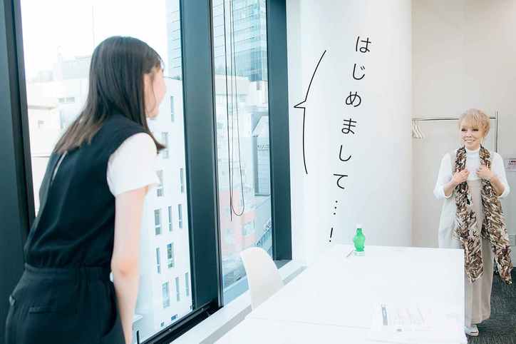 はじめまして…!【画像】研ナオコさんに挨拶をする田鍋梨々花さん