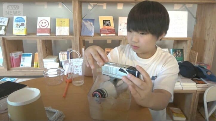 2025年7月30日、9歳の誕生日にお店を開き、電車のおもちゃでコーヒーを冷やす俊介さん