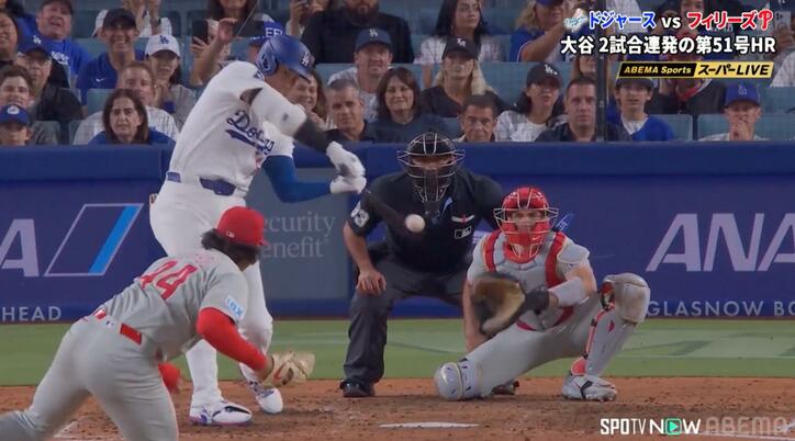 【写真・画像】大谷翔平、“確信歩き”の51号特大アーチに「完璧だ」「バケモンかよ」軽く振って124メートル…規格外の一撃　1枚目