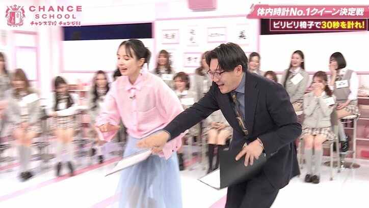 【写真・画像】鈴木奈々、ビリビリ椅子を食らって絶叫！　転げまわる姿に「押さえないで、そんなところ」「撮らないで！」の声　3枚目