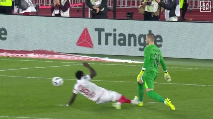 【映像】GKの足を踏み抜く危険スライディング