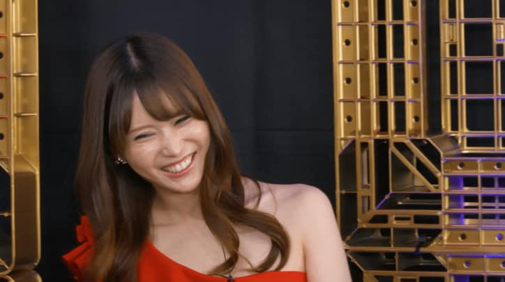 【映像】“美人すぎる”ポーカープロ、ムチャぶりに思わず笑顔の瞬間