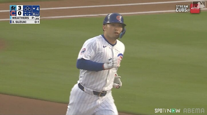 【写真・画像】打球が落ちてこない！？鈴木誠也の特大アーチにセンターも“お手上げ”　見上げるスタンドインの瞬間、グラブ片手に唖然　1枚目