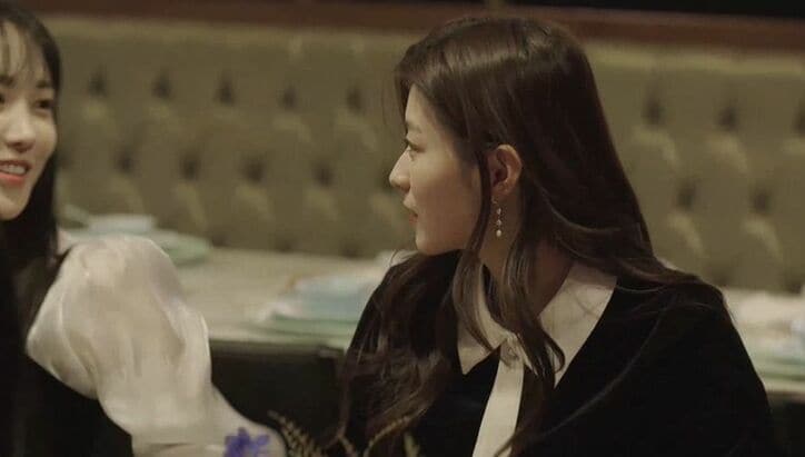 新たな同居人・大人イケメンの登場に女子たち騒然…髪を触りだしソワソワし始め…