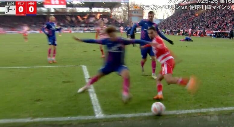 スタジアム騒然！ 佐野海舟、相手FWを吹き飛ばしてしまう「体幹強すぎ」ピンチを救う“強烈ヒップアタック”にファン歓喜「佐野の圧エグい」